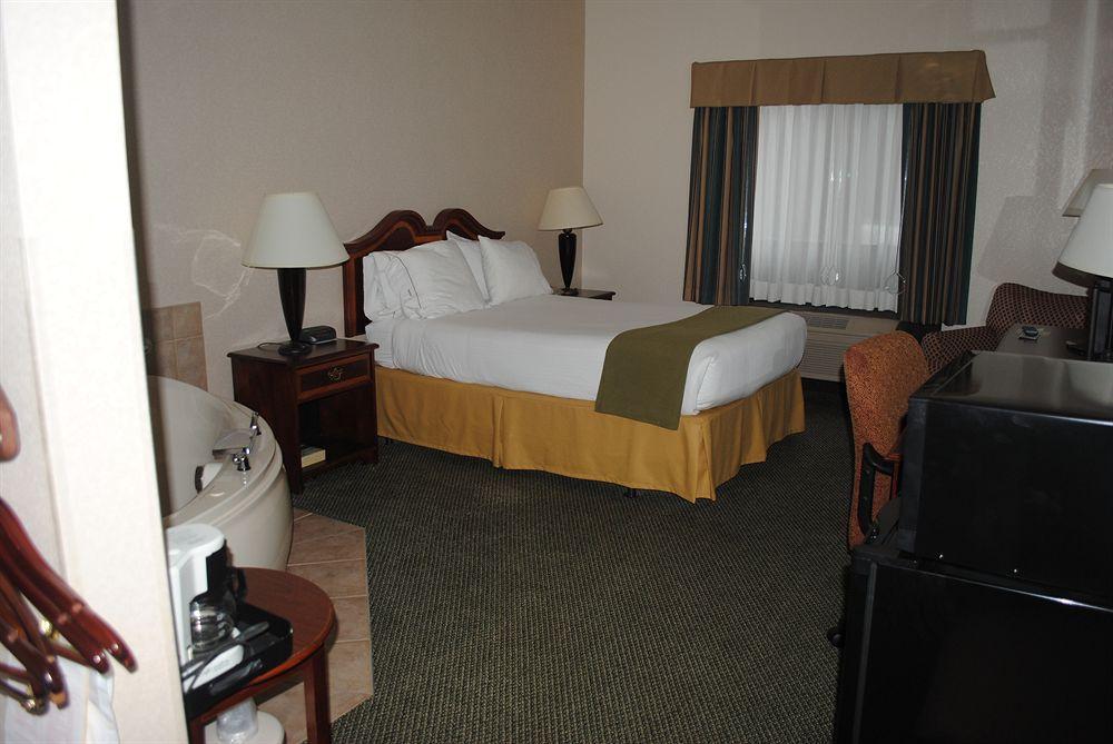 Holiday Inn Express Milwaukee N- Brown Deer/Mequon Екстериор снимка